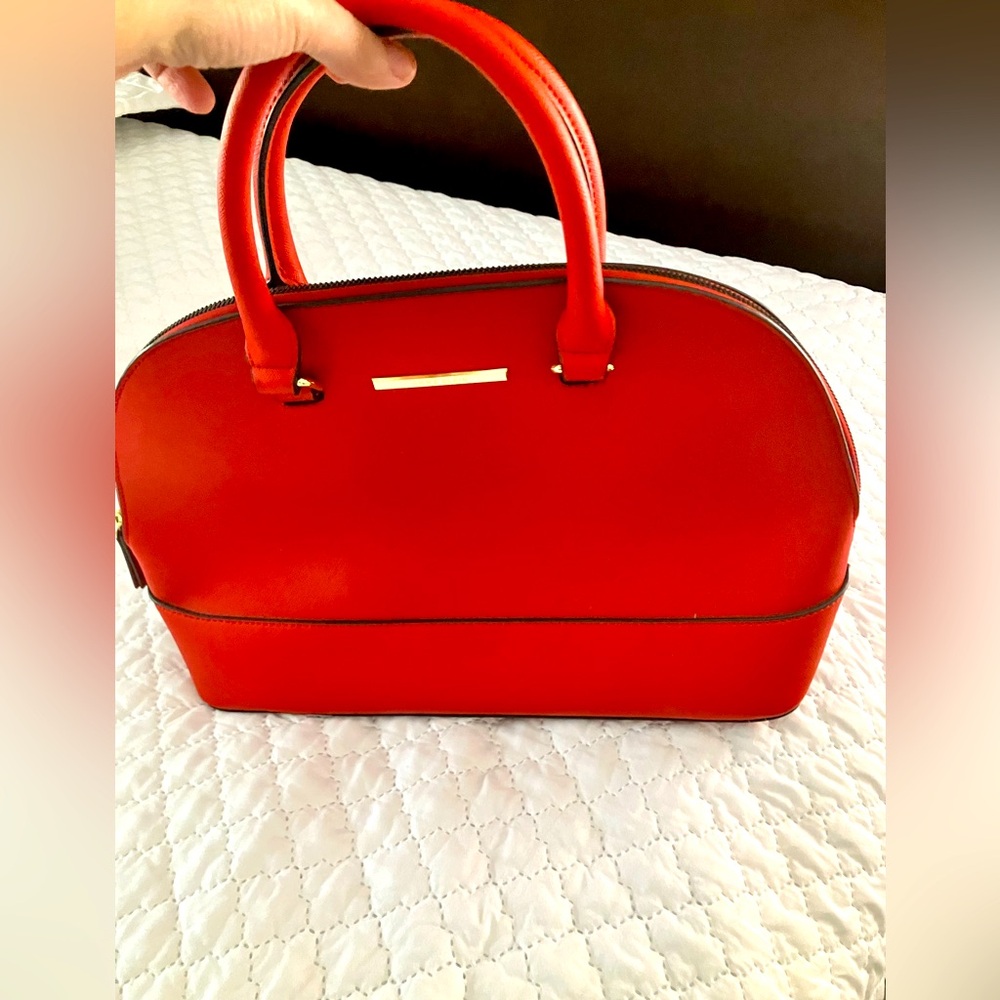 Gorgeous Anne Klein purse used once.